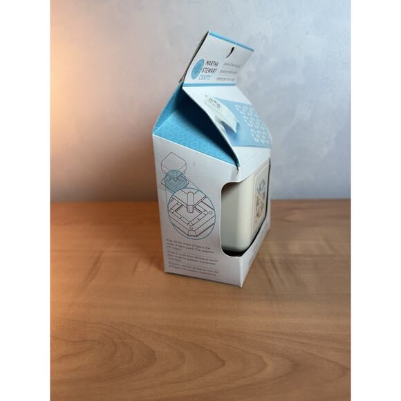 MARTHA STEWART CRAFTS PUNCH PUNCH ALL OVER THE PAGE SCALLOP SNOWFLAKE PUNCH 2011 - Picture 4 of 6